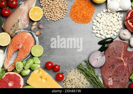 Flache Lagen mit frischem Fleisch und anderen Produkten auf grauem Tisch, Platz für Text. Ausgewogene Ernährung Stockfoto