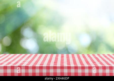 Rote karierte Tischdecke für Picknick auf dem Tisch im Freien Stockfoto