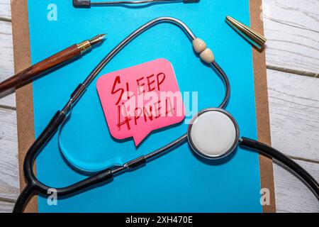 Stethoskop auf Holz mit Schlafapnoe-Worten als medizinisches Konzept Stockfoto