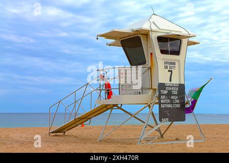 Rettungsschwimmer stehen am Strand in Florida Stockfoto