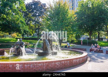 Dortmund: park Stadtgarten, Brunnen im Ruhrgebiet, Nordrhein-Westfalen, Deutschland Stockfoto