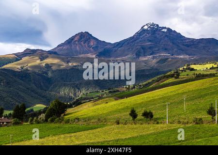 Andenlandschaft, die bewirtschaftete Felder, feuchte Wälder, Berge und blauen Himmel vereint Stockfoto