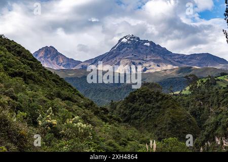 Andenlandschaft, die bewirtschaftete Felder, feuchte Wälder, Berge und blauen Himmel vereint Stockfoto