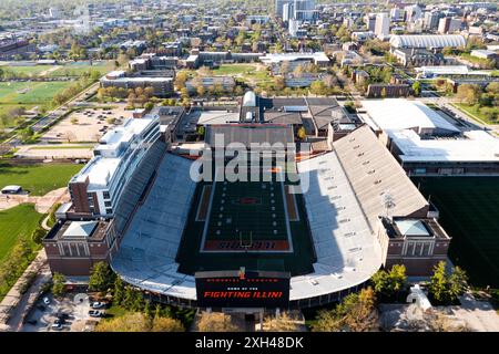 Aus der Vogelperspektive des University of Illinois Memorial Stadium, dem Heimstadion der kämpfenden Illini der Big 10 Stockfoto