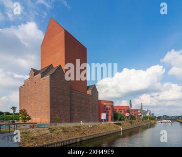 Duisburg: Staatsarchiv NRW, Innenhafen im Ruhrgebiet, Nordrhein-Westfalen, Deutschland Stockfoto