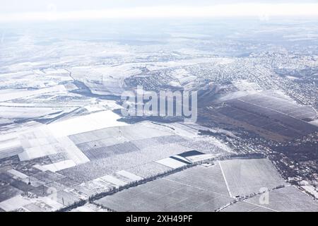 Winterszene mit Schnee über dem Boden und frostigen Bäumen. Der Himmel ist bewölkt und der Boden ist mit Schnee bedeckt. Blick aus der Vogelperspektive auf die Winterlandschaft Stockfoto