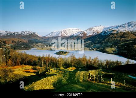 Norden über Grasmere Tal Dorf im Nationalpark Lake District, Cumbria, England. Zugefrorenen See und Schnee in den Bergen. Winter. Stockfoto