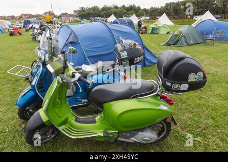 England, Kent, Margate, Die Big 7 National Scooter Rally, Farbenfrohe Vintage Scooter Stockfoto