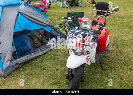 England, Kent, Margate, Die Big 7 National Scooter Rally, Farbenfrohe Vintage Scooter Stockfoto