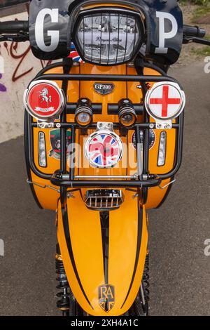 England, Kent, Margate, Die Big 7 National Scooter Rally, Farbenfroher Vintage Scooter Stockfoto