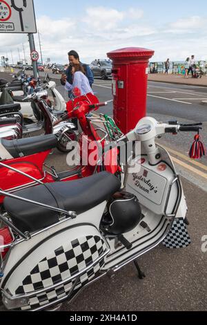 England, Kent, Margate, Die Big 7 National Scooter Rally, Farbenfroher Vintage Scooter Stockfoto