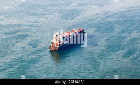 QINGDAO, CHINA - 11. Juli 2024 - Container werden am Qianwan Containerterminal des Hafens Qingdao, Hafen Shandong, China, 11. Juli, be- und entladen. Stockfoto