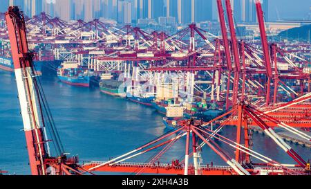 QINGDAO, CHINA - 11. Juli 2024 - Container werden am Qianwan Containerterminal des Hafens Qingdao, Hafen Shandong, China, 11. Juli, be- und entladen. Stockfoto