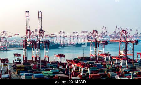 QINGDAO, CHINA - 11. Juli 2024 - Container werden am Qianwan Containerterminal des Hafens Qingdao, Hafen Shandong, China, 11. Juli, be- und entladen. Stockfoto