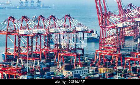 QINGDAO, CHINA - 11. Juli 2024 - Container werden am Qianwan Containerterminal des Hafens Qingdao, Hafen Shandong, China, 11. Juli, be- und entladen. Stockfoto