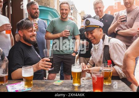 England, Kent, Margate, die Altstadt, Hirschparty mit einer Gruppe junger Männer, die Bier trinken Stockfoto