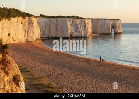 England, Kent, Kingsgate Bay, man and Dog Walking on Beach Stockfoto