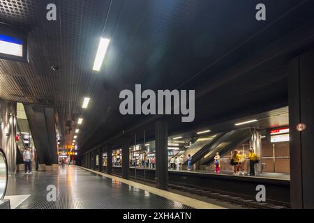 Düsseldorf: U-Bahn-Station Heinrich-Heine-Allee der Stadtbahn Wehrhahn-Linie (offizieller Name: Hauptlinie 3) ist eine unterirdische Hauptbahn der Stadt Düsseldorf Stockfoto