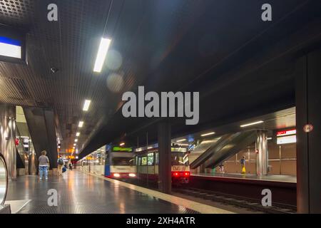 Düsseldorf: U-Bahn-Station Heinrich-Heine-Allee der Stadtbahn Wehrhahn-Linie (offizieller Name: Hauptlinie 3) ist eine unterirdische Hauptbahn der Stadt Düsseldorf Stockfoto