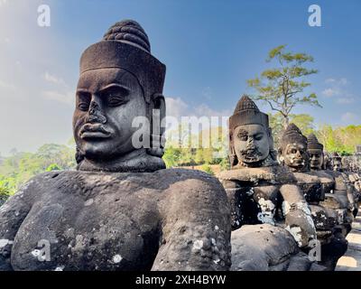 Die Brücke nach Angkor Thom, auf beiden Seiten mit Figuren gesäumt, die in einem gewölbten Eingang enden, Kambodscha. Stockfoto