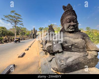 Die Brücke nach Angkor Thom, auf beiden Seiten mit Figuren gesäumt, die in einem gewölbten Eingang enden, Kambodscha. Stockfoto