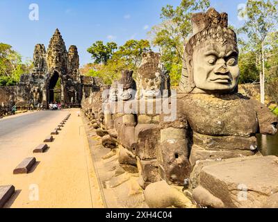 Die Brücke nach Angkor Thom, auf beiden Seiten mit Figuren gesäumt, die in einem gewölbten Eingang enden, Kambodscha. Stockfoto