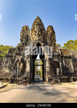 Die Brücke nach Angkor Thom, auf beiden Seiten mit Figuren gesäumt, die in einem gewölbten Eingang enden, Kambodscha. Stockfoto