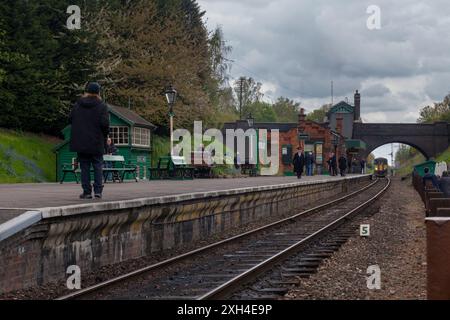 27/04/2024 Bahnhof Rothley an der erhaltenen Great Central Railway, Großbritannien mit Passagieren und einem Triebwagen der Baureihe 153. Stockfoto