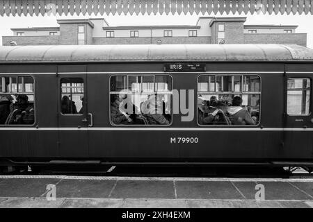 Loughborough (Great Central Railway) die Passagiere an Bord des Eisenbahnwagens 79900 Iris wurden während einer Eisenbahnbegeisterten Veranstaltung erhalten Stockfoto