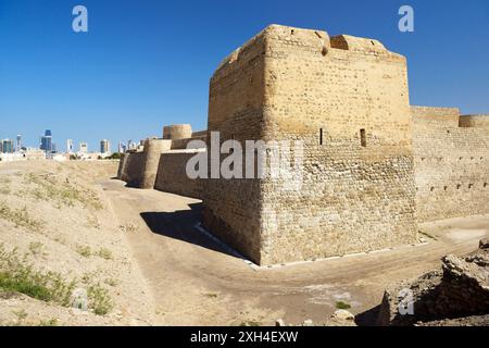 Bahrain Fort stammt aus 2300 v. Chr., Kupfer- und Bronzezeit. Einst Hauptstadt der Dilmun Zivilisation. Blick nach Westen zum Stadtbild von Manama Stockfoto