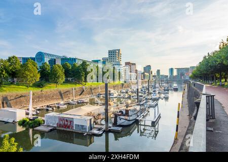 Düsseldorf: Medienhafen, Motorboote, Gebäude neuer Zollhof von Frank Gehry in Düsseldorf und Neanderland, Nordrhein-Westfalen, Nord-R Stockfoto