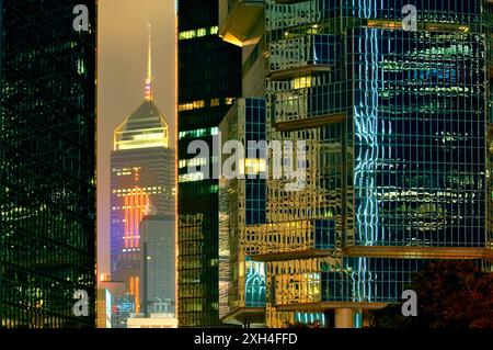 Hong Kong Island, China. Central Plaza Tower mit Turm, Stadtzentrum Wolkenkratzer Fassaden, durchschaut ist 374m 78 Stockwerke hoch Stockfoto