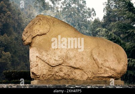 Konkubinen Mausoleum in der Nähe von Xi ' an, Provinz Shaanxi, China. Alten Steinschnitt galoppierenden Pferdes stammt aus der westlichen Han-Dynastie Stockfoto