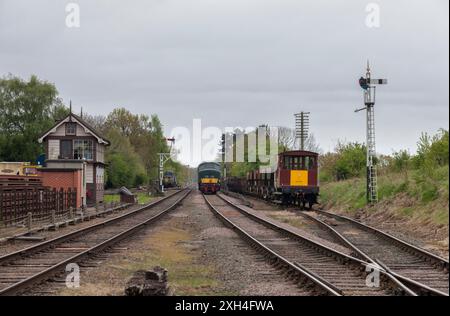 Quorn and Woodhouse (erhaltene Great Central Railway) der Baureihe 45 Peak D123, der auf der zweigleisigen Strecke mit Bremswagen und Semaphore-Signal ankommt Stockfoto