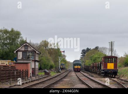 Quorn and Woodhouse (erhaltene Great Central Railway) der Baureihe 45 Peak D123, der auf der zweigleisigen Strecke mit Bremswagen und Semaphore-Signal ankommt Stockfoto