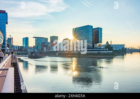 Düsseldorf: Medienhafen, Ruderboot, Sonnenuntergang in Düsseldorf und Neanderland, Nordrhein-Westfalen, Nordrhein-Westfalen, Deutschland Stockfoto