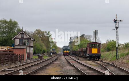 Quorn and Woodhouse (erhaltene Great Central Railway) der Baureihe 45 Peak D123, der auf der zweigleisigen Strecke mit Bremswagen und Semaphore-Signal ankommt Stockfoto