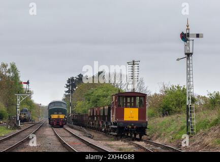 Quorn and Woodhouse (erhaltene Great Central Railway) der Baureihe 45 Peak D123, der auf der zweigleisigen Strecke mit Bremswagen und Semaphore-Signal ankommt Stockfoto