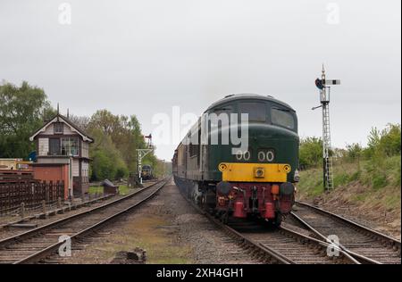 Quorn and Woodhouse (erhaltene Great Central Railway) der Baureihe 45 Peak D123, der auf der zweigleisigen Strecke mit Bremswagen und Semaphore-Signal ankommt Stockfoto