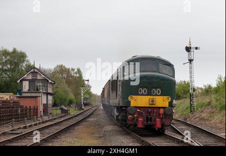 Quorn and Woodhouse (erhaltene Great Central Railway) der Baureihe 45 Peak D123, der auf der zweigleisigen Strecke mit Bremswagen und Semaphore-Signal ankommt Stockfoto