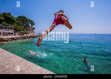 (240712) -- PEKING, 12. Juli 2024 (Xinhua) -- am 11. Juli 2024 kühlen sich die Menschen an einem Strand während der Hitzewelle im Sommer in Rijeka ab. (Zvonimir Barisin/PIXSELL über Xinhua) Stockfoto