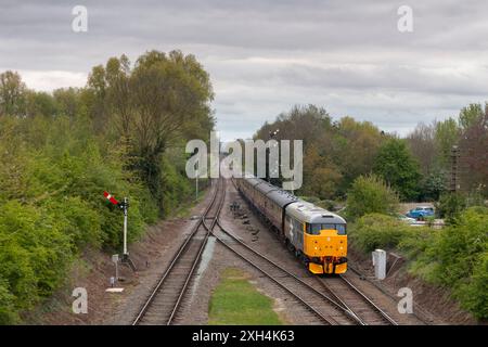 Erhaltene Diesellokomotive der Baureihe 31 31108, die auf der zweigleisigen Great Central Railway während der erhaltenen Strecken 2024 Spring Diesel Gala fuhr Stockfoto