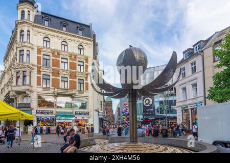 Aachen: Wiili-Brandt-Platz, Brunnen Kugelbrunnen, Aquis Plaza Einkaufszentrum in Nordrhein-Westfalen, Nordrhein-Westfalen, Deutschland Stockfoto