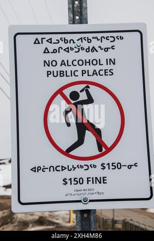 Zweisprachig kein Alkohol an öffentlichen Plätzen auf Englisch und Inuktitut auf Niaqunngusiariaq in Apex, Nunavut, Kanada Stockfoto