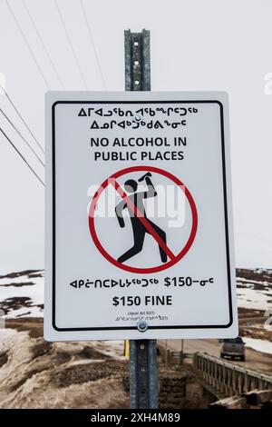 Zweisprachig kein Alkohol an öffentlichen Plätzen auf Englisch und Inuktitut auf Niaqunngusiariaq in Apex, Nunavut, Kanada Stockfoto