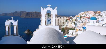 Oia, Santorini - Griechenland: Panoramablick auf das Dorf Oia in Santorin, das auf den Klippen der alten vulkanischen Caldera thront. Stockfoto