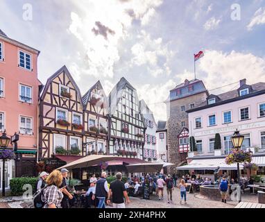 Linz am Rhein: Schloss Linz, Burgplatz, Stadttor Rheintor, Freiluftrestaurant in Rheintal, Rheinland-Pfalz, Rheinland-Pfalz, Deutschland Stockfoto