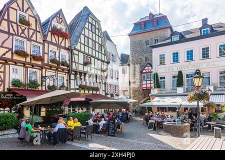 Linz am Rhein: Schloss Linz, Burgplatz, Stadttor Rheintor, Freiluftrestaurant in Rheintal, Rheinland-Pfalz, Rheinland-Pfalz, Deutschland Stockfoto