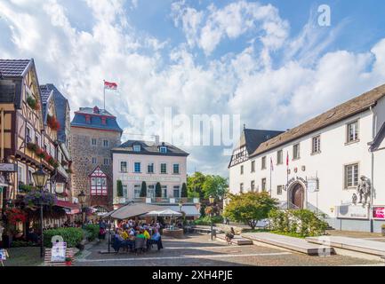 Linz am Rhein: Schloss Linz, Burgplatz, Stadttor Rheintor, Freiluftrestaurant in Rheintal, Rheinland-Pfalz, Rheinland-Pfalz, Deutschland Stockfoto