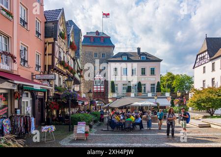 Linz am Rhein: Schloss Linz, Burgplatz, Stadttor Rheintor, Freiluftrestaurant in Rheintal, Rheinland-Pfalz, Rheinland-Pfalz, Deutschland Stockfoto